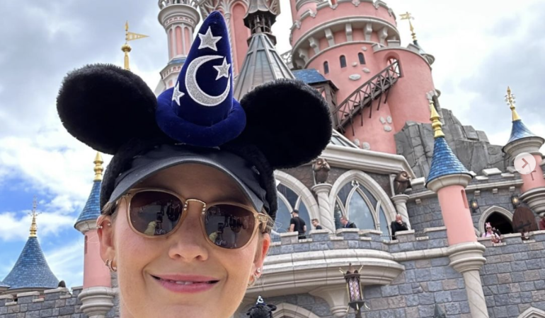 Blake Lively is receiving praise from fans for “making pumping in public more accepted.”
