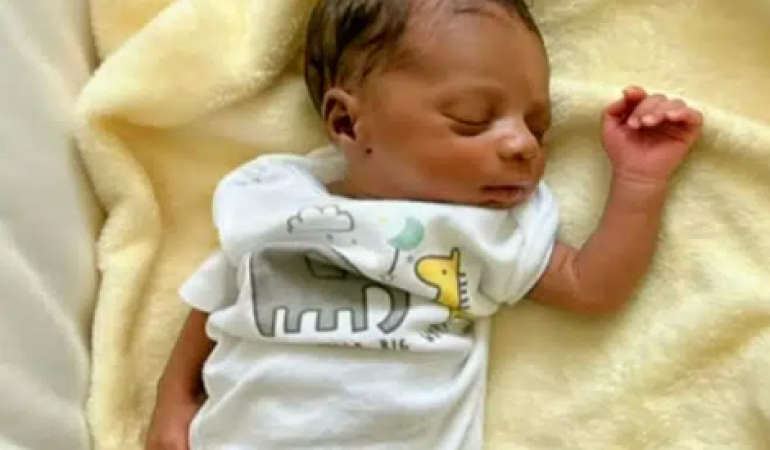 Woman gives birth to son mid-flight, names him Skylen