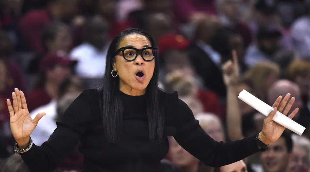 Dawn Staley stays composed after ending UConn’s undefeated run, while Geno Auriemma responds to the tense exchange.